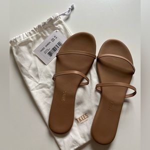 New Tkees Size 9 Gemma Sandal in Beach Bum